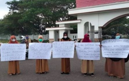 Non-Permanent Teachers in North Maluku Unpaid for Eight Months - JPNN.com English
