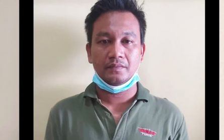 Angkot Driver Jumps into River After Hitting Online Taxi Driver - JPNN.com English