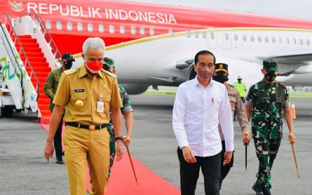 Jokowi Visits Central Java to Distribute Aid to Street Vendors - JPNN.com English