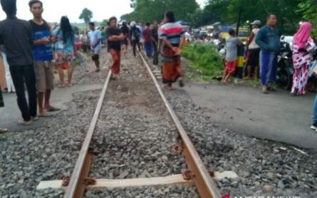 Train Hits Car in Probolinggo, Four Killed - JPNN.com English