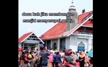 NTB Residents Dismantle Mosque's Roof Resembling That of Church - JPNN.com English