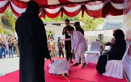 Aceh Woman Collapses While Receiving 100 Lashes for Zina - JPNN.com English