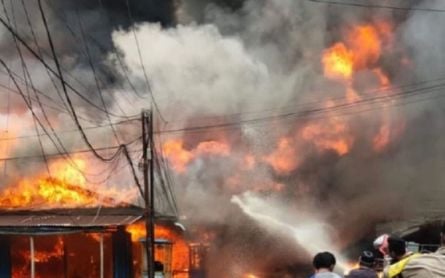 Ten Houses Destroyed by Fire in Jambi, Six Fire Engines Deployed - JPNN.com English