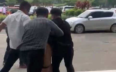 Viral Video Shows PIM Visitor Being Pulled Out of Mall - JPNN.com English