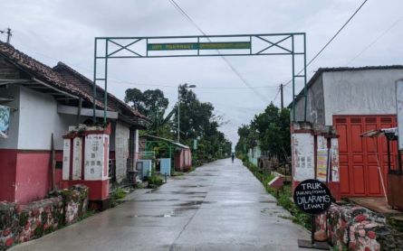 Mojokerto Family Terrorized with Tombstone Delivered to Their Home - JPNN.com English