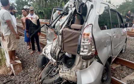 Train Hits Minibus in Banyumas, Kills One Passenger - JPNN.com English