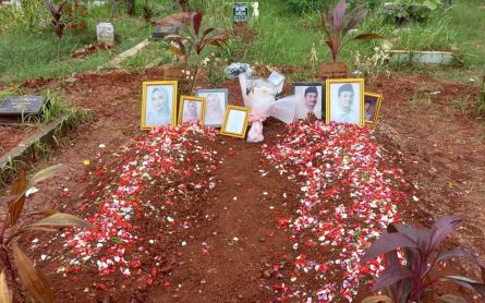 Family Celebrates Febri Andriansyah's Birthday at His Grave - JPNN.com English