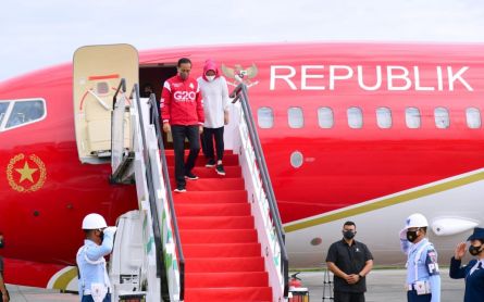 President Jokowi, First Lady Iriana Arrive in East Kalimantan - JPNN.com English