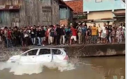 Police Evacuate Car Dumped into Palembang River After Hit and Run - JPNN.com English