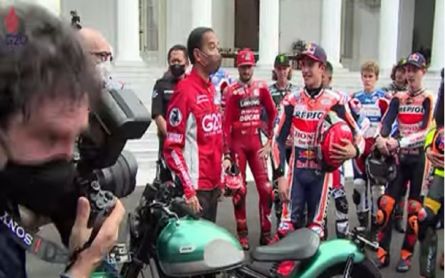 Jokowi Introduces Custom Motorcycle to MotoGP Racers - JPNN.com English