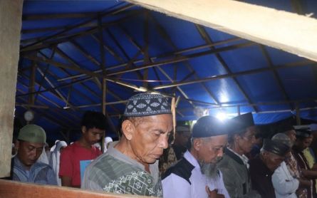 Earthquake Victims Perform Tarawih at Tarpaulin Musala - JPNN.com English
