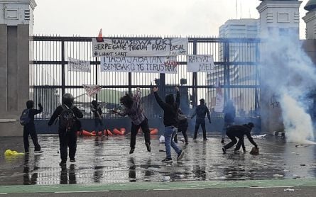 Student Demonstration in Jakarta Ends in Chaos - JPNN.com English