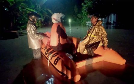 Banjir & Longsor Melanda Cilacap, Bu Watinem Sempat Tertimbun Tanah - JPNN.com Jateng