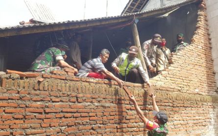 9 Rumah Ambruk Akibat Hujan Disertai Angin Kencang di Kabupaten Malang - JPNN.com Jatim