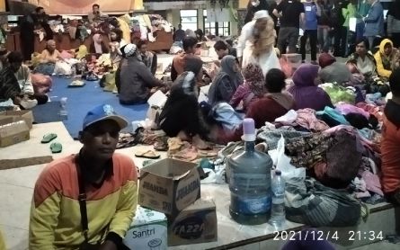 Pengungsi Letusan Gunung Semeru Butuh Baju dan Selimut - JPNN.com Jatim