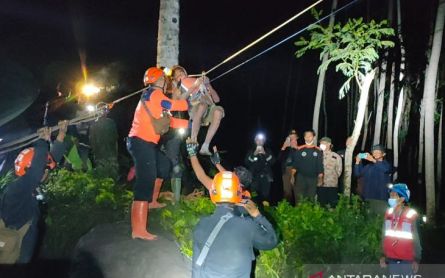 Detik-Detik Proses Evakuasi Warga yang Terjebak Banjir Lahar Dingin Gunung Semeru - JPNN.com Jatim