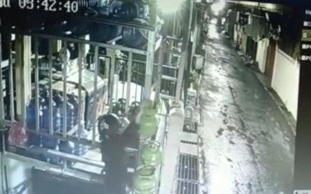 Aksi Pencurian 47 Tabung Gas 3 Kg di Semarang Terekam CCTV, Meresahkan - JPNN.com Jateng