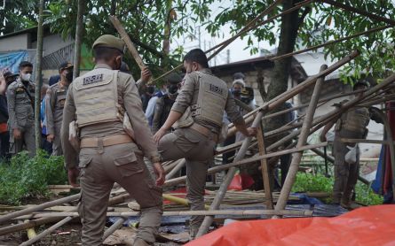 Kerap Menimbulkan Kemacetan, 22 Bangli di Simpang Ciawi Dibongkar Petugas Gabungan - JPNN.com Jabar