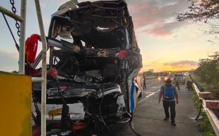 Rombongan Karyawan Pusat Oleh-Oleh Asal Jawa Tengah Kecelakaan di Tol Pasuruan, 3 Tewas - JPNN.com Jatim