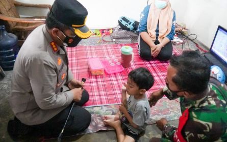 Bocah Sidoarjo yang Berkelainan Usus di Luar Tubuh Akhirnya Dapat Penanganan Medis - JPNN.com Jatim