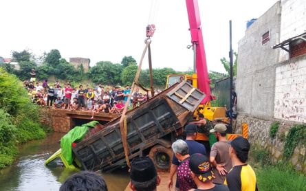 Gegara Mengikuti Panduan Google Maps, Truk Bermuatan Batu Terperosok Kali Telaga Rengas - JPNN.com Jabar