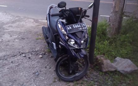 Menghantam Mobil, Sepeda Motor Ini Ringsek, Pengendara Patah Tulang Dagu - JPNN.com Jogja