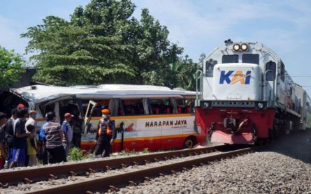 Insiden Kecelakaan Bus Vs Kereta di Tulungagung, Sopir PO Harapan Jaya Jadi Tersangka - JPNN.com Jatim