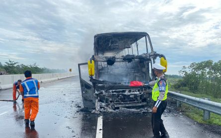 2 Insiden di Tol Pandaan-Malang dalam 3 Hari, Bus Terbakar Hingga Tebing Longsor - JPNN.com Jatim