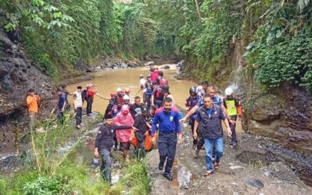 Gegera Terpeleset Saat Membersihkan Sampah, Seorang Kakek di Bogor Tewas Tenggelam di Sungai Ciliwung - JPNN.com Jabar