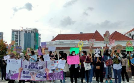 70 Perempuan Bawa Wayang di Depan Alun-alun Surabaya, Tuntut Hal Ini - JPNN.com Jatim