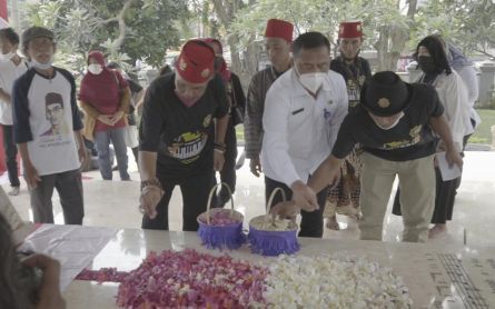 Hari Musik Nasional 2022, Pegiat Seni Surabaya Ziarah ke Makam WR Supratman - JPNN.com Jatim