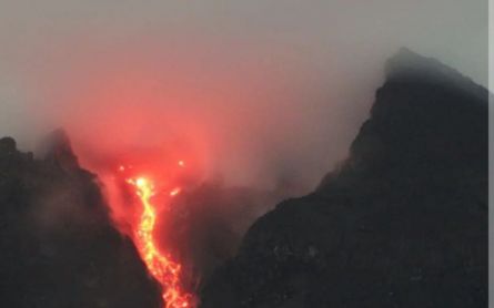 Gunung Merapi 120 Kali Meluncurkan Guguran Lava, Ketinggian Kubah Berkurang - JPNN.com Jogja