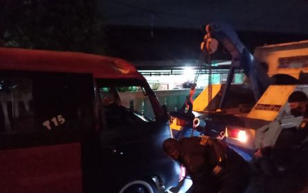 Akibat Kurang Konsentrasi, Angkot Trayek T15 Menabrak Pagar Rumah Warga - JPNN.com Jabar