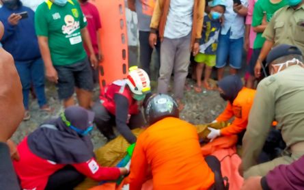 Pemotor Asal Kediri Tersambar Kereta di Tambak Mayor Surabaya, Nahas, Terpental 5 Meter - JPNN.com Jatim