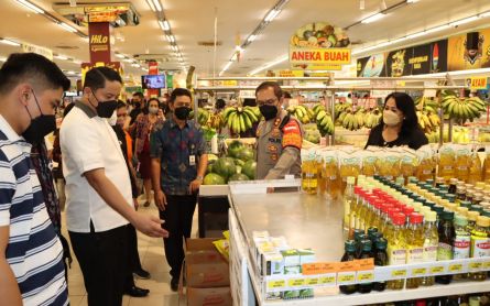 AKBP Bambang Bergerak Cek Minyak Goreng di Denpasar, Mak-mak Jangan Khawatir - JPNN.com Bali