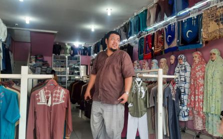 Menjelang Ramadan Pedagang Baju Muslim di Depok Gigit Jari - JPNN.com Jabar