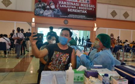 Gegera Vaksin Booster Jadi Syarat Mudik Lebaran, Gerai Vaksin di Depok Diserbu Warga - JPNN.com Jabar