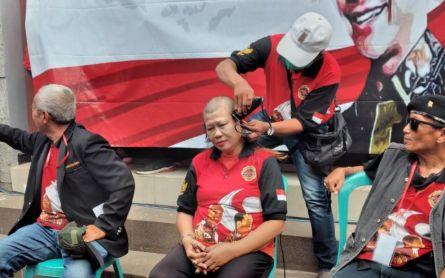 Dukung Ganjar Pranowo Jadi Capres, Ibu Endang Nekat Gunduli Rambutnya - JPNN.com Jatim
