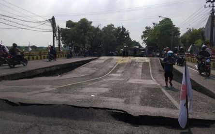 Jembatan Ngaglik Lamongan Ambrol, Ini Jalur Alternatif Untuk Kendaraan Besar - JPNN.com Jatim