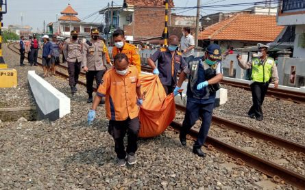 Tersandung Batu, Perempuan di Kota Surabaya Tertabrak Kereta Api - JPNN.com Jatim