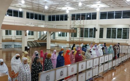 Puluhan Jemaah Muhammadiyah di Bandung Menjalani Salat Tarawih - JPNN.com Jabar