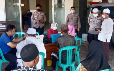 Seusai Salat Jumat Puluhan Orang di Malang Disuntik Bergiliran, Ada Lansia Ikutan - JPNN.com Jatim