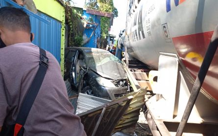 Mesin Mati Mendadak, Mobil di Kota Malang Terseret Kereta Api - JPNN.com Jatim