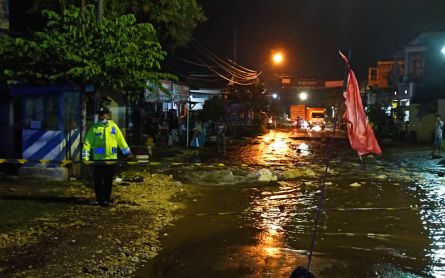 Pipa PDAM Bocor Sebabkan Genangan dan Macet di Tumpang Malang - JPNN.com Jatim