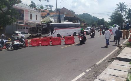 Jalur Nagreg Padat, Polisi Alihkan Arus ke Kadungora Garut  - JPNN.com Jabar