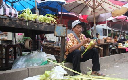 Di Ujung Ramadan, Penjual Ketupat Banjir Untung, Omzet Jutaan Rupiah - JPNN.com Jateng