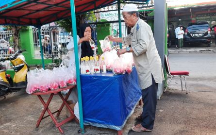 Hari Kedua Lebaran TPU di Depok Diserbu Peziarah, Pedagang Kembang Kebanjiran Cuan - JPNN.com Jabar