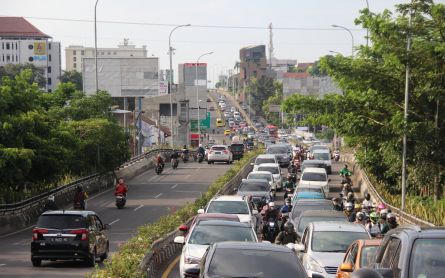 Truk Kontainer Terguling di Tol Dalam Kota, Jalan Raya Semarang-Ungaran Macet Parah  - JPNN.com Jateng