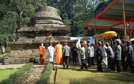 Rayakan Waisak di Candi Sumberawan Malang, Peserta Berkebaya dan Berbelangkon - JPNN.com Jatim