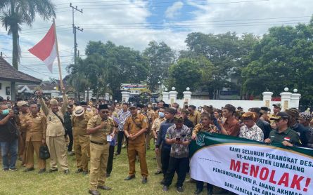 Kelompok Kepala Desa di Lumajang Tolak Anang Akhmad Syaifuddin Mundur dari Jabatan - JPNN.com Jatim